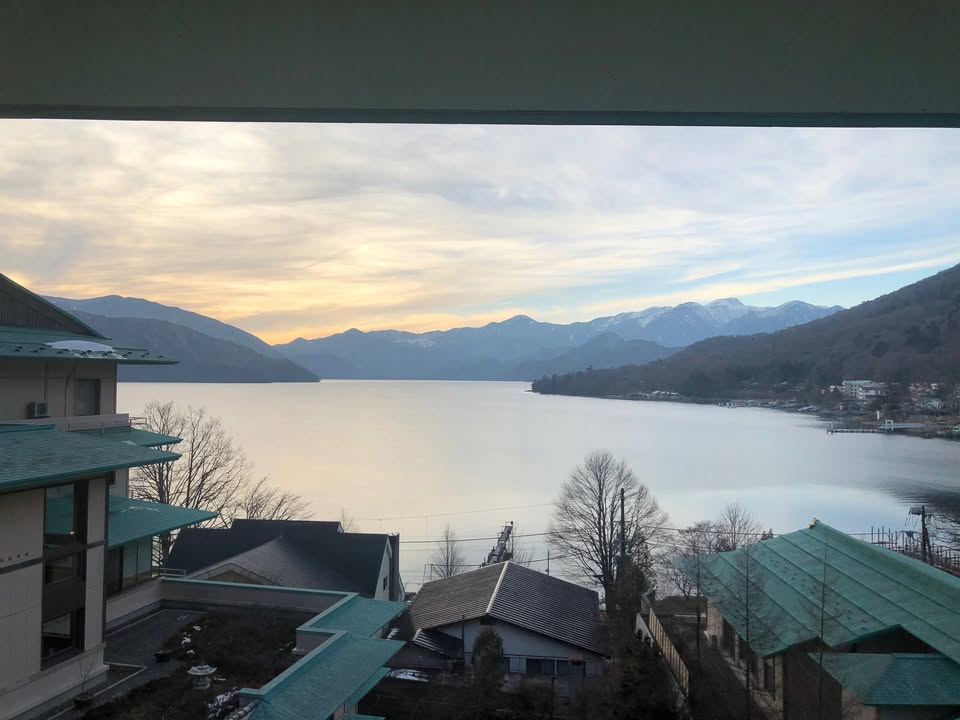 不知道是否所有房間都面湖，這是在我住的房間拍的