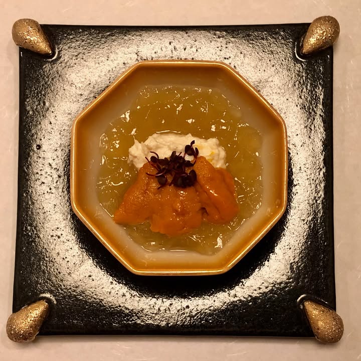 海膽湯頁冷湯，把湯做成凍狀，這是很西式的做法