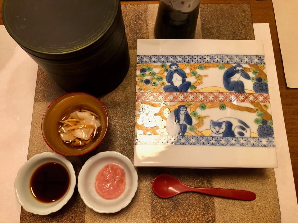 左邊圓的是刺身，右邊方的是八寸(前菜)