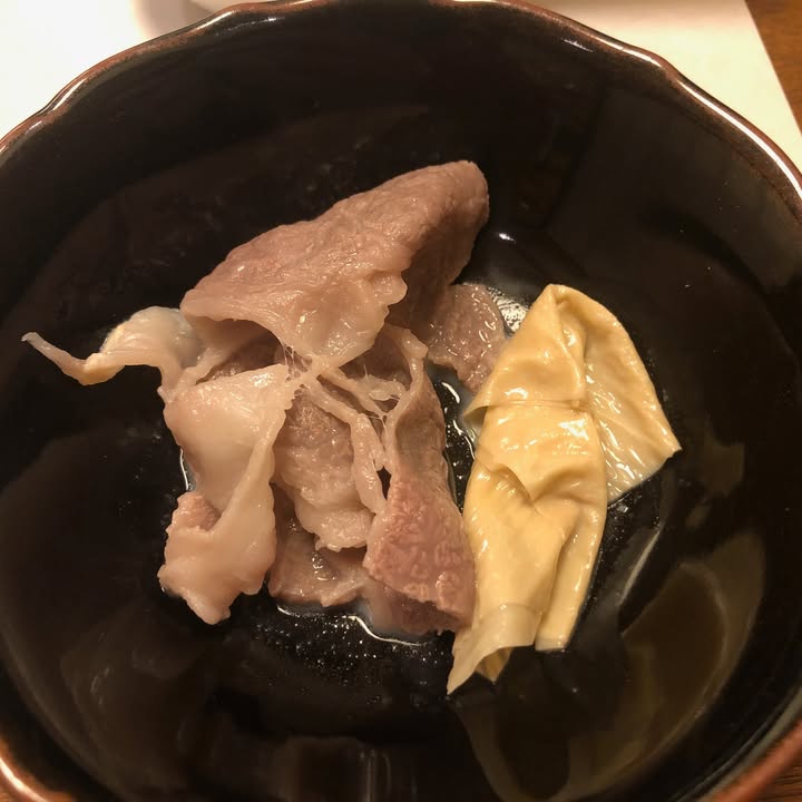 和牛跟湯頁一起用豆乳涮起來，還真是好吃